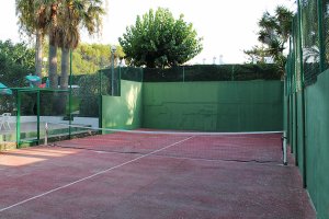 Pista de tenis de los Apartamentos Talayot en Menorca