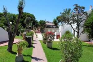 Jardínes de los Apartamentos Talayot en Menorca