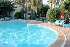 Piscinas de los Apartamentos Talayot en Menorca