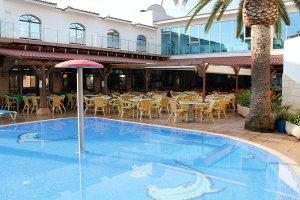 Piscina de los Apartamentos Talayot en Menorca