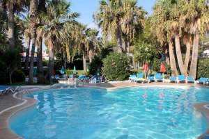 Piscinas de los Apartamentos Talayot en Menorca