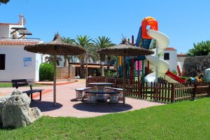Zona de juegos infantiles en los Apartamentos Talayot en Menorca