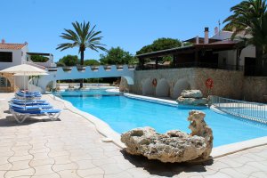 Piscinas de los Apartamentos Talayot en Menorca